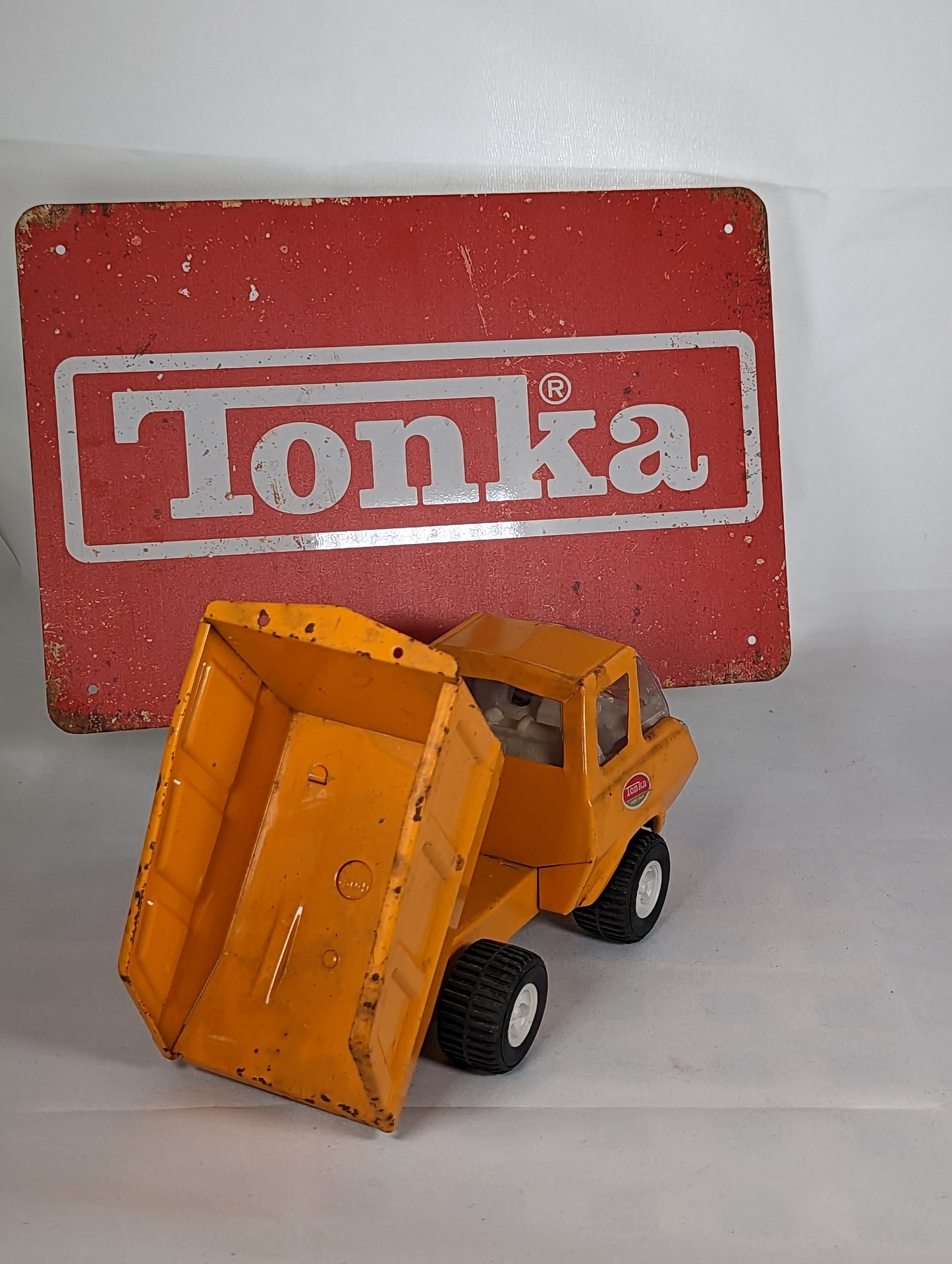 Tonka Toys - Metal Tipper Truck